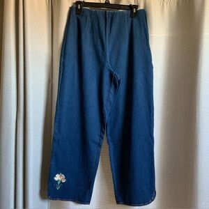 Bob Mackie Wearable Art Crop Jeans w/embroidered flower at leg bottom - Sz MED